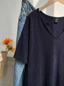 SHEIN EZwear 大尺碼春夏服飾 大尺碼春夏雪洗醋酸做舊巧克力棕色寬鬆短袖小V領大尺碼T恤棉質面料春夏服飾 - 藏蓝色 - 查看 5