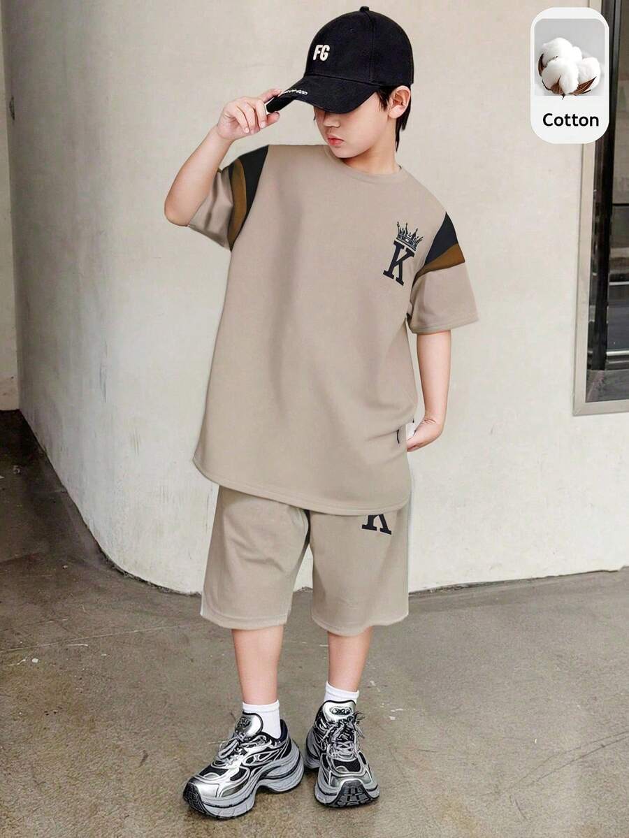 SHEIN 青少年男孩 2 件套休閒學院風舒適時尚簡約實用百搭軟色塊印花短袖圓領 T 恤與鬆緊腰短褲套裝，適合秋季、春季、夏季，戶外玩耍、運動、學校、街頭風、派對