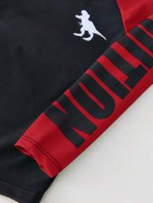 SHEIN Bubblio 三件套男童休闲运动度假学院风街头时尚可爱恐龙图案泳衣泳裤套装，含泳帽，适合儿童游泳、海滩度假、玩水、泡温泉，春、夏、秋、冬四季皆宜。 - 紅色 - 查看 3