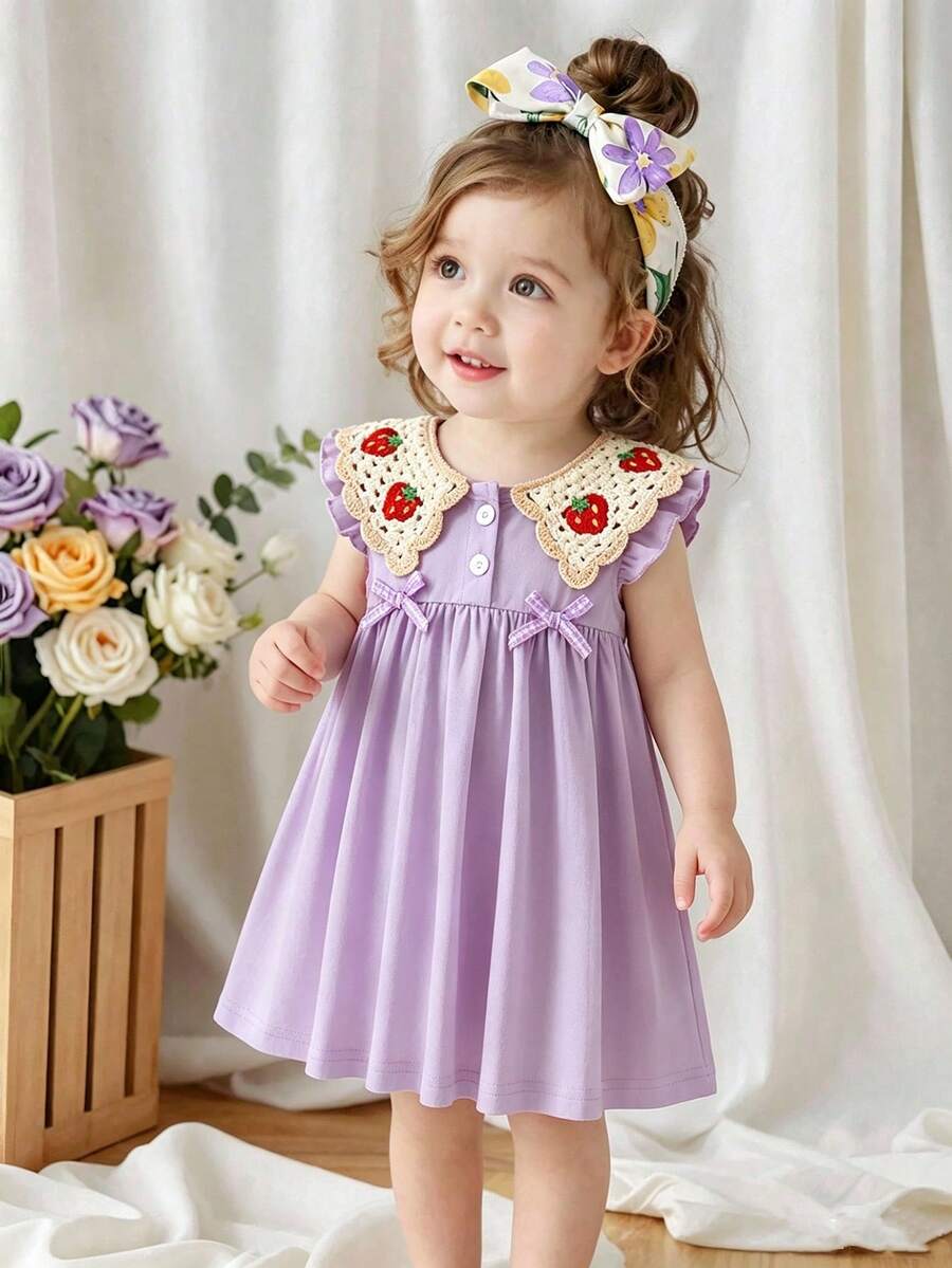 SHEIN Playful Pals 春夏女童紅色洋裝,無袖設計,蕾絲飾邊領口搭配3D草莓刺繡與格紋蝴蝶結裝飾,甜美可愛風格,適合外出、日常穿著、派對等多種場合 - 紫色 - 查看 1