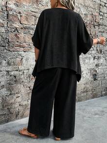 EMERY ROSE 大尺碼女款兩件套圖案印花V領短袖燕尾下擺上衣與長直筒褲，適合夏季度假 - 黑色 - 查看 2