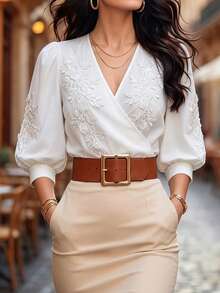 SHEIN Privé Blouse d'été grande taille pour femmes, col en V croisé, manches bouffantes brodées, style élégant et doux, top polyvalent et amincissant pour le travail - Blanc - Voir 4