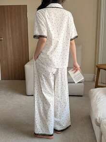 DAZY 2件組女款夏季睡衣套裝，波點滿版印花蕾絲拼接短袖開襟上衣與直筒長睡褲 - 白色 - 查看 2