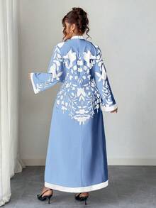 Rometta 大尺碼女款 1 件優雅度假風印花半高領喇叭袖修身長洋裝 - 藍白色 - 查看 2