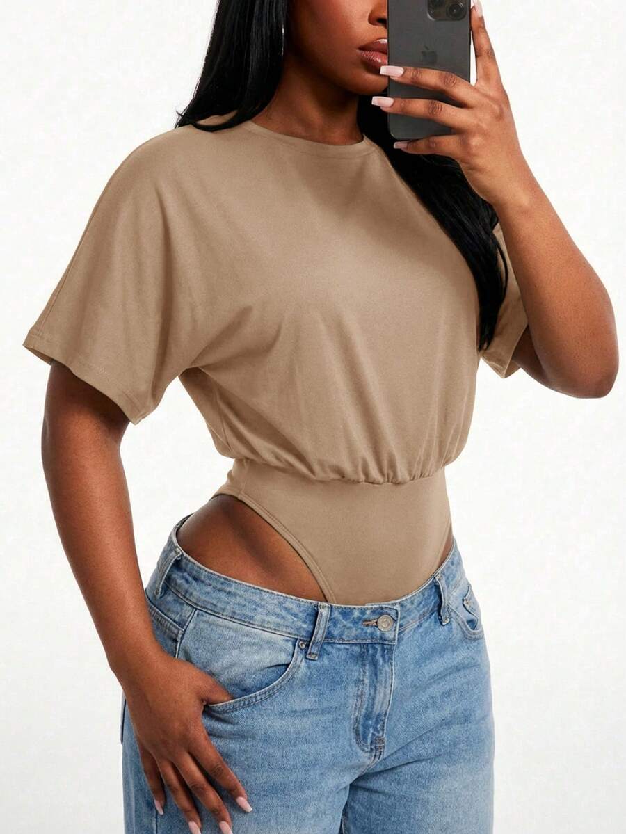 SHEIN SXY 大尺碼純色圓領抓皺休閒百搭日常短袖連身衣 - 卡其色 - 查看 1