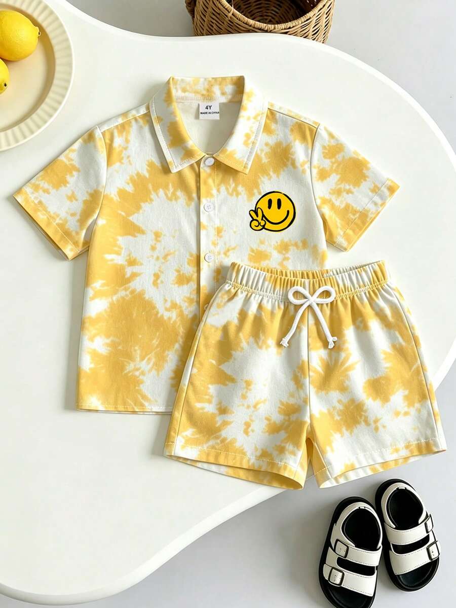 SHEIN 小男孩2件式襯衫套裝,黃色與白色紮染滿版趣味臉孔圖案,領口短袖襯衫上衣搭配彈性腰黃色與白色紮染短褲,寬鬆版型,時尚春夏男童襯衫套裝,休閒舒適百搭,適合外出、街拍、居家、旅行、度假、日常穿著 - 黃色 - 查看 1