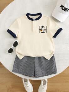 SHEIN 2件組男孩夏季休閒可愛針織印花短袖 Polo 衫與條紋短褲/長褲套裝，正式套裝、度假套裝，男孩夏季套裝 - 彩色 - 查看 2