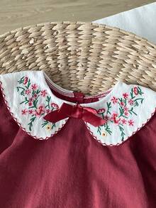 SHEIN Playful Pals 女嬰田園風刺繡娃娃大領結蝴蝶結可愛荷葉邊彈性袖口長袖連身褲 秋季 - 紅色 - 查看 6