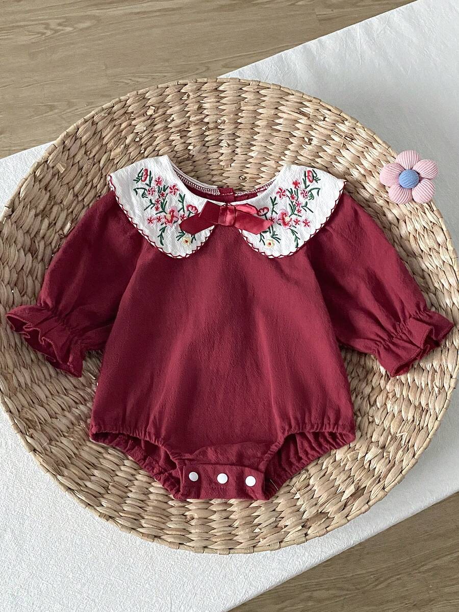 SHEIN Playful Pals 女嬰田園風刺繡娃娃大領結蝴蝶結可愛荷葉邊彈性袖口長袖連身褲 秋季 - 紅色 - 查看 1