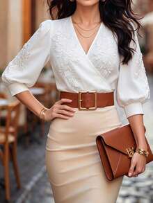 SHEIN Privé Blouse d'été grande taille pour femmes, col en V croisé, manches bouffantes brodées, style élégant et doux, top polyvalent et amincissant pour le travail - Blanc - Voir 5