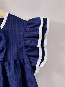 SHEIN Casuvi Kids Casuvi 青少年女孩 2件組圓領套頭上衣，附荷葉袖、對比領口與3D蝴蝶結裝飾，搭配條紋直筒長褲，海軍藍 - 藍白色 - 查看 7