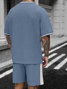 Manfinity CasualCool 男士度假風紋理條紋拼色圓領短袖T恤與抽繩腰口袋短褲套裝 - 藍色 - 查看 2