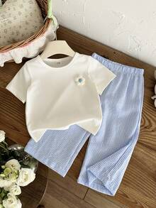 SHEIN 女嬰 0-3歲 夏季&秋季休閒風 2件/套外出套裝，3D花朵裝飾短袖簡約上衣&寬鬆條紋長褲。舒適衣著，適合戶外活動。 - 藍色 - 查看 3