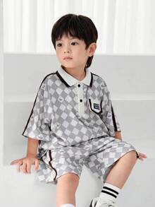 SHEIN 男童 2 件装男童休闲格子皇冠印花拼色胶带贴饰短袖 Polo 衫和短裤套装适合春夏季上学、聚会、居家和度假 - 卡其色 - 查看 5
