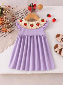 SHEIN Playful Pals 春夏女童紅色洋裝，無袖設計，蕾絲飾邊領口搭配3D草莓刺繡與格紋蝴蝶結裝飾，甜美可愛風格，適合外出、日常穿著、派對等多種場合 - 紫色 - 查看 2