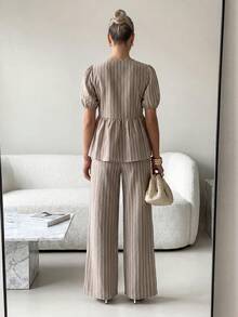 Lavishia 女款舒適夏季亞麻套裝，荷葉邊上衣與條紋短褲套組，適合度假、派對與休閒穿著 - 卡其色 - 查看 3
