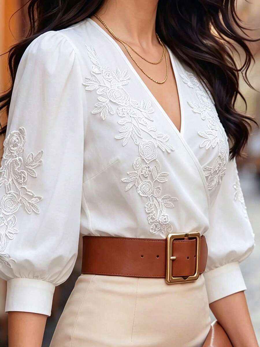 SHEIN Privé Blouse d'été grande taille pour femmes, col en V croisé, manches bouffantes brodées, style élégant et doux, top polyvalent et amincissant pour le travail - Blanc - Voir 1