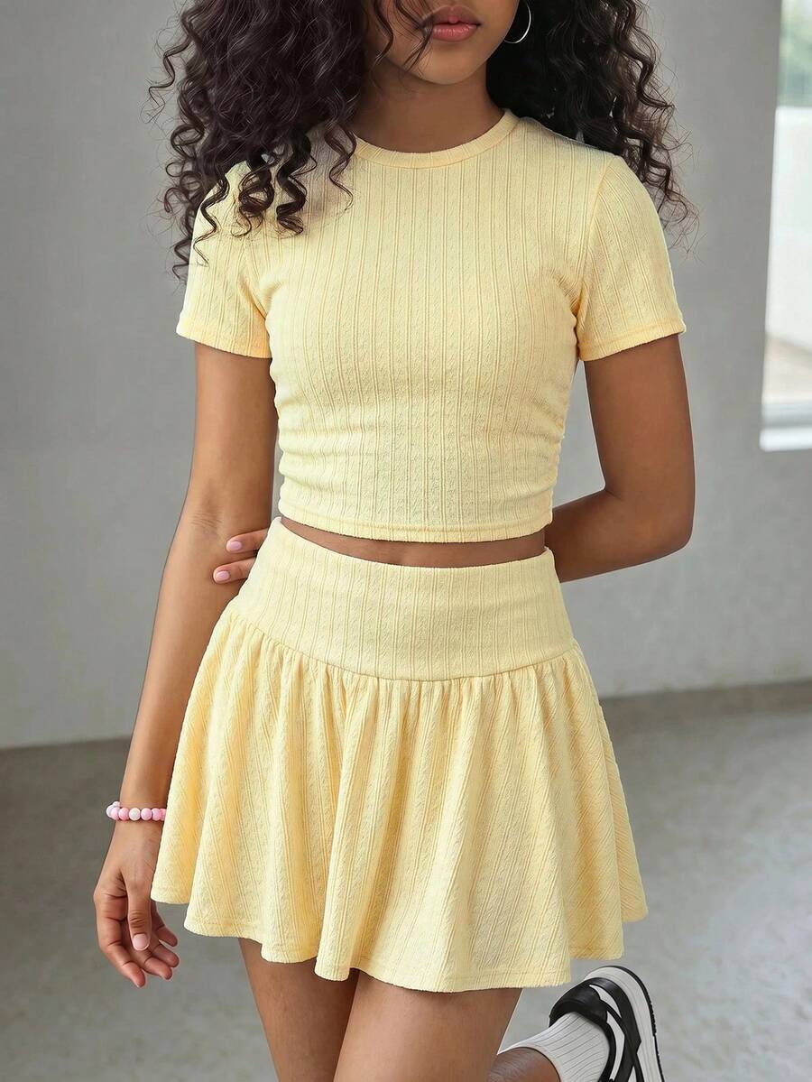 SHEIN Tween女孩夏季可愛休閒灰色套裝:短袖短版上衣與百褶迷你裙,夏季 - 黃色 - 查看 1