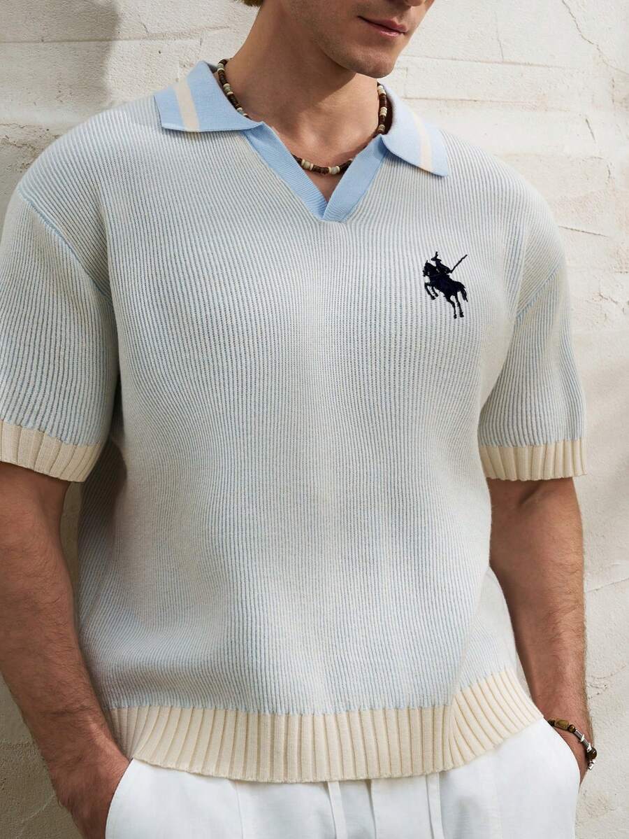 Airaco 男士學院風短袖針織 Polo 衫,淺藍與米色對比羅紋,刺繡馬標誌 - 淺藍色 - 查看 1