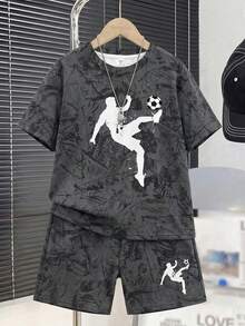 SHEIN 2件組青少年男孩休閒舒適足球印花紮染布料圓領套頭短袖寬鬆T恤與紮染短褲套裝，運動服，Y2K套裝，基礎上衣，基礎下裝，SS26，夏季上衣，夏季短褲，夏季穿搭，夏季衣著，適合春夏，戶外穿著，情人節，約會，旅行，度假，家庭聚會，返校，婚禮季，晚會，運動，生日派對 - 灰色 - 查看 5