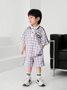 SHEIN 男童 2 件装男童休闲格子皇冠印花拼色胶带贴饰短袖 Polo 衫和短裤套装适合春夏季上学、聚会、居家和度假 - 卡其色 - 查看 3