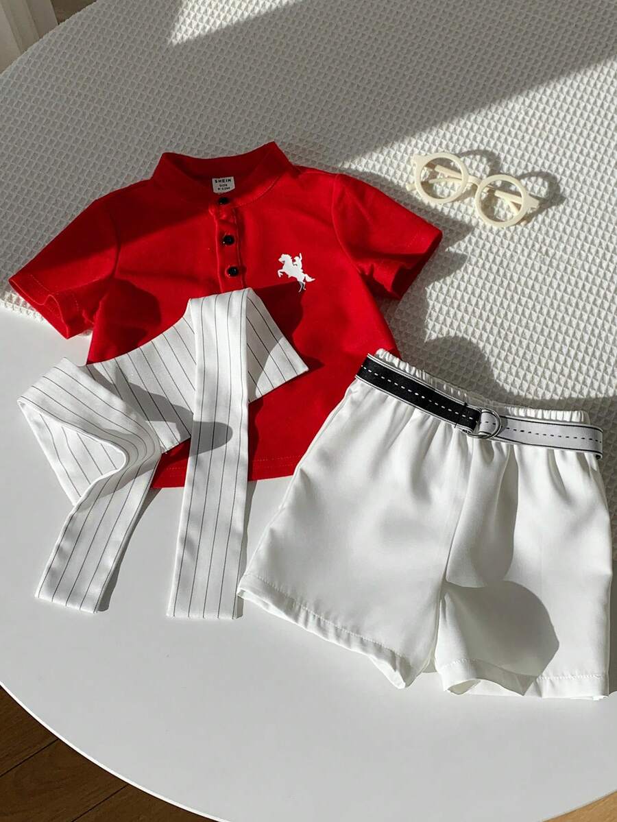 SHEIN 3件套男童舒适休闲百搭时尚简约风红色领短袖T恤Polo衫针织上衣、白色条纹披肩、白色短裤和腰带，适合春夏季室内、室外、日常、运动、派对、拍照、度假、婚礼等场合。