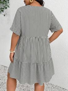 SHEIN Frenchy 大尺碼女款V領短袖休閒度假條紋洋裝，夏季女款飄逸洋裝 - 黑與白 - 查看 3
