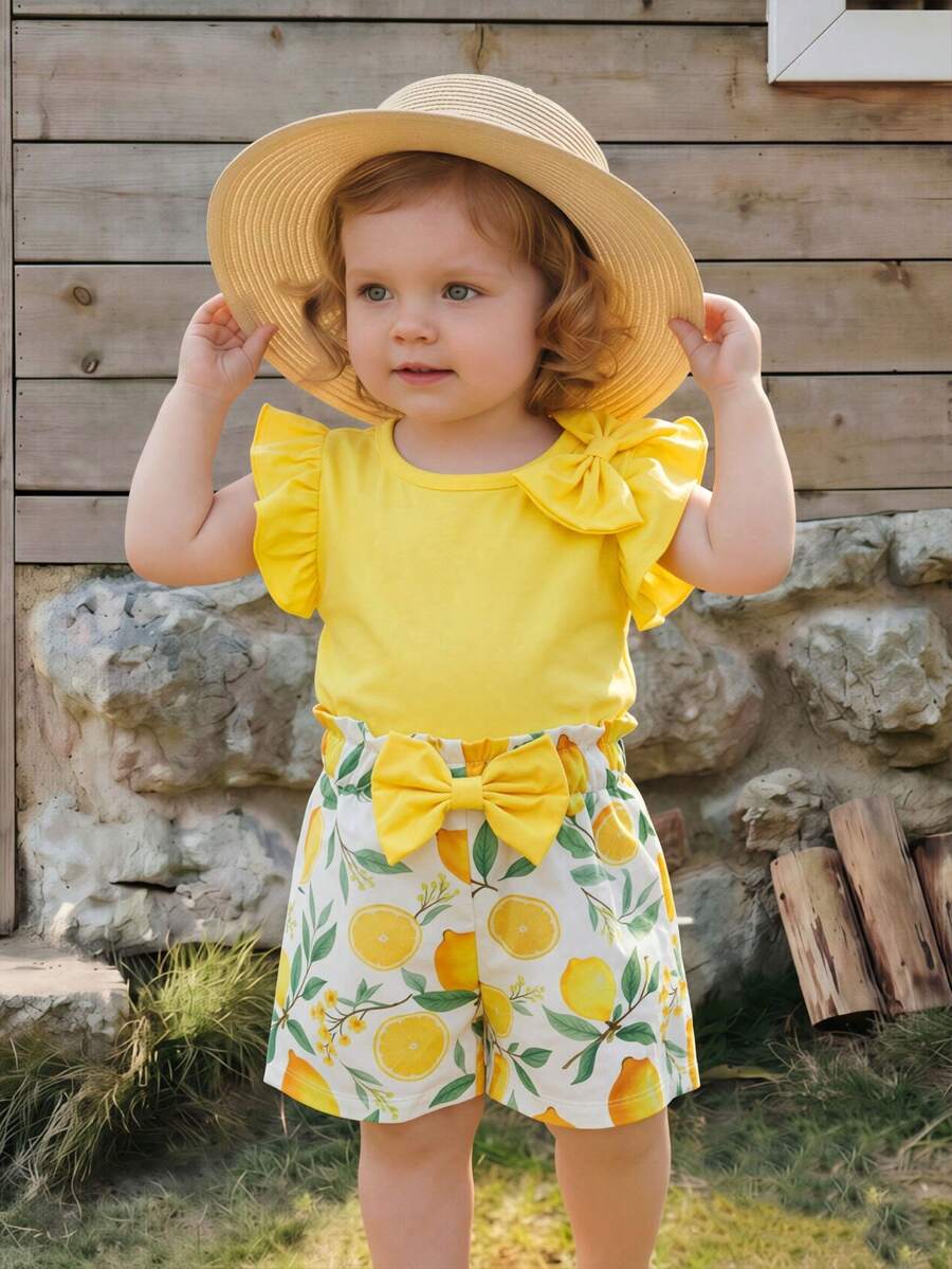 SHEIN 新生兒至3歲嬰兒2件套套裝,優雅休閒風,適合日常穿著與旅行,上衣飾有蝴蝶結與荷葉袖設計,搭配收腰短褲,四季可穿,適合0-3歲寶寶外出與玩耍的理想服飾 - 黃色 - 查看 1