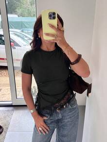 Aloruh 女款優雅休閒度假通勤夜出合身T恤，黑色短袖腰部收腰不對稱蕾絲下擺夏季款 - 黑色 - 查看 1
