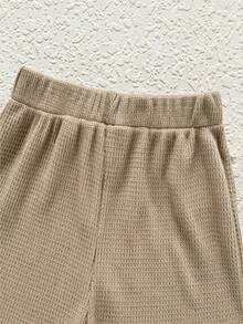 SHEIN Playful Pals 2件組男孩時尚豆綠色T恤與豆綠色短褲套裝，柔軟舒適面料，易穿著，適合夏季、外出、學校、旅行及各種場合，男孩時尚休閒T恤短褲套裝 - 卡其色 - 查看 5