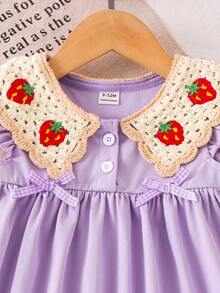 SHEIN Playful Pals 春夏女童紅色洋裝，無袖設計，蕾絲飾邊領口搭配3D草莓刺繡與格紋蝴蝶結裝飾，甜美可愛風格，適合外出、日常穿著、派對等多種場合 - 紫色 - 查看 4