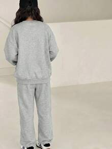 Ensemble sweat-shirt oversize à col rond et manches longues avec imprimé slogan anglais minimaliste confortable et décontracté, et pantalon de survêtement fuselé, convient pour la maison et les sorties, vert foncé, Noël, pour préadolescente - Gris - Voir 2