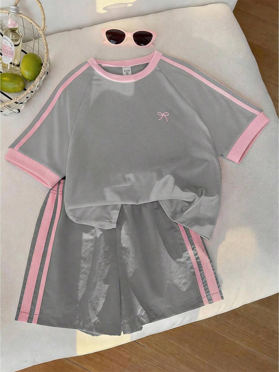 SHEIN Set Kaos Anak Perempuan (Ukuran Besar), Gaya Sporty, Kombinasi Warna Pink dan Hijau Tua, Set Kaos Lengan Pendek dan Celana Pendek, Desain Longgar dan Pas untuk Musim Panas, Kain Ringan, Cocok untuk Aktivitas Sehari-hari, Olahraga Santai, atau Acara Khusus. - Grey - View 1