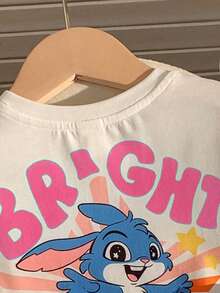 SHEIN 女嬰簡約休閒可愛卡通藍色兔子 Lulu & Stitch 圖案條紋圓領短袖T恤與內搭褲套裝，適合春夏，日系可愛圖案，舒適度假風，多巴胺配色，派對造型 - 彩色 - 查看 3