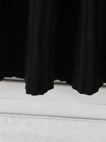 SHEIN 女童秋冬心形蝴蝶結針織長袖開襟衫黑色裙套裝，校園黑白可愛親子穿搭 - 黑與白 - 查看 4