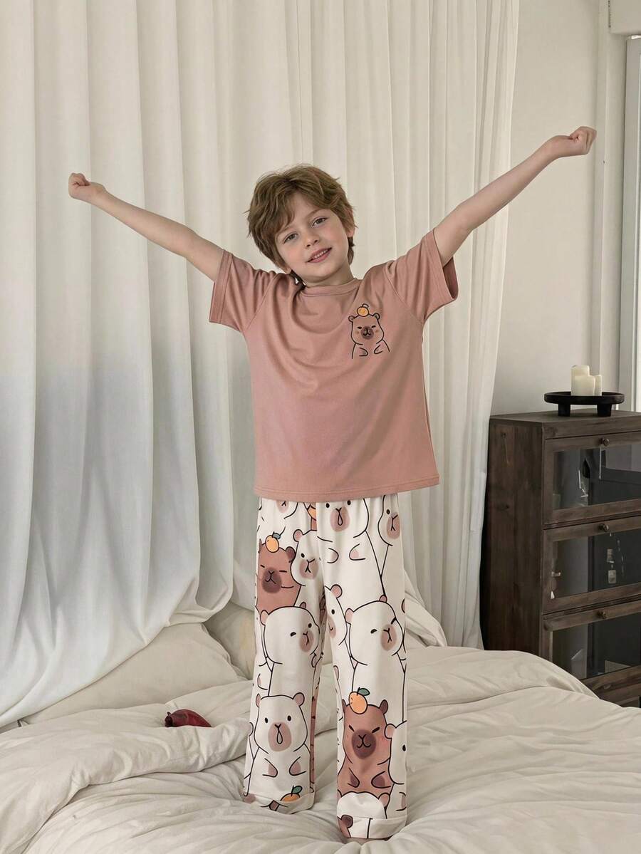 SHEIN 2件組男童幼兒休閒圓領短袖米色上衣與棕色長褲,印有趣味可愛水豚卡通圖案,適合夏季,輕盈柔軟針織親膚面料,舒適日常居家睡衣,適合室內放鬆穿著 - 彩色 - 查看 1