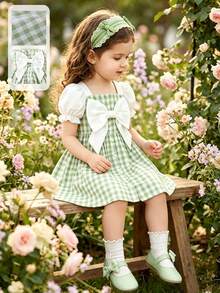 SHEIN Elladie kids 女童夏季新款绿白格纹蝴蝶结装饰连衣裙，法式方领泡泡袖设计，超大白色蝴蝶结和仿珍珠纽扣点缀，A字喇叭裙摆，柔软透气，复古乡村风，适合日常穿着、野餐、生日派对、拍照等各种场合，可爱又时尚，法式简约风，通勤穿搭，适合派对穿着，实用又时髦，充满海岛风情，适合海滩周末度假，是夏季的理想之选。 - 綠色 - 查看 12