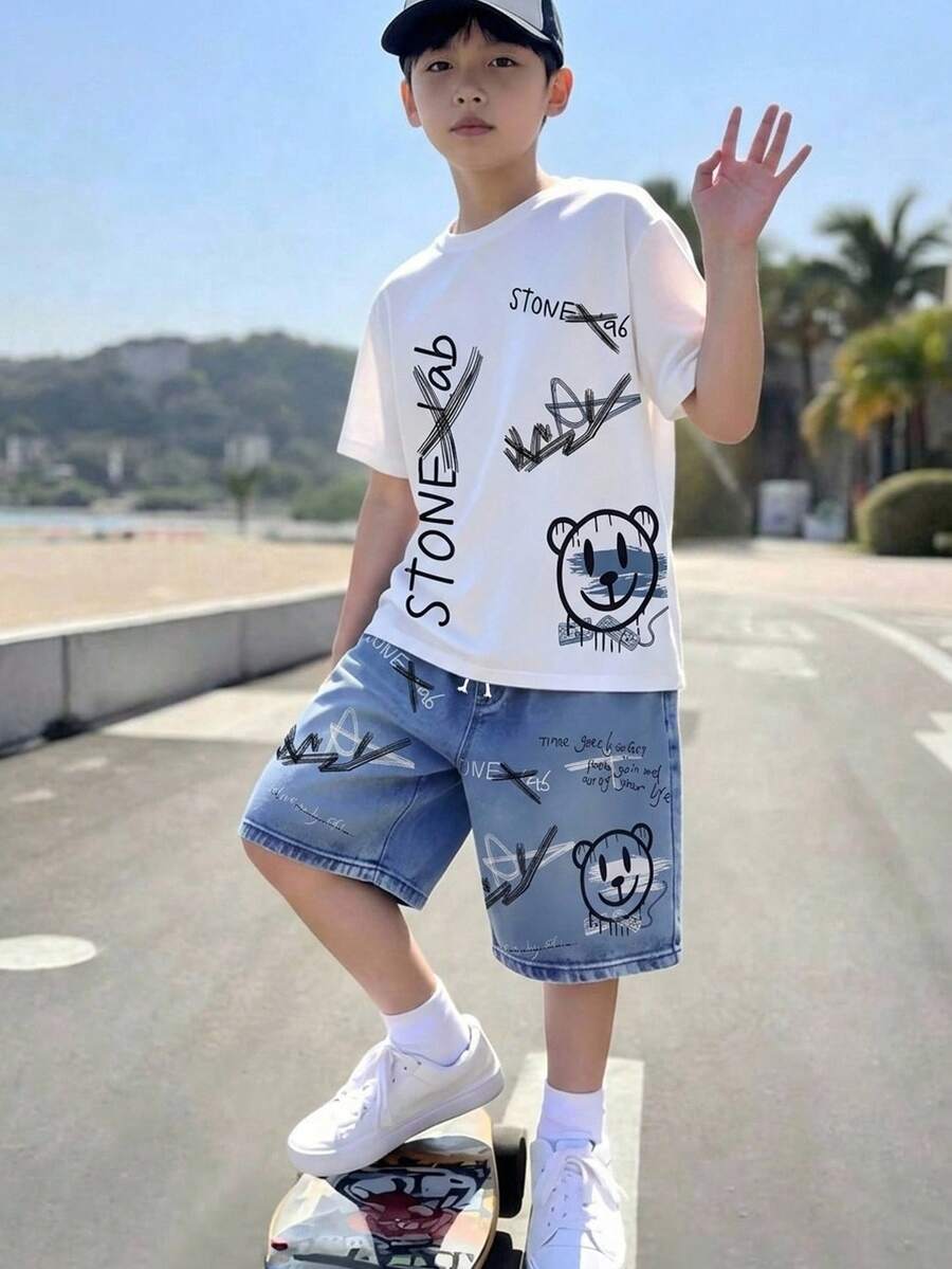 SHEIN 男孩大童T恤套裝,字母印花短袖圓領T恤,搭配仿牛仔圖案印花短褲,柔軟彈性面料,寬鬆版型,春夏時尚男孩T恤套裝,休閒舒適百搭,適合外出、街頭風、居家、旅行、度假、日常穿著 - 彩色 - 查看 1