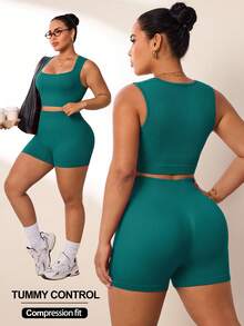 SHEIN Rhythm Era 2件組女款大尺碼運動套裝 羅紋無縫U領背心與短褲套裝，瑜伽套裝 高腰高彈力3/4短褲 - 墨綠色 - 查看 1