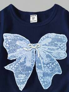 SHEIN 青少年女孩夏季休閒T恤套裝，蝴蝶結刺繡圖案圓領短袖T恤與工裝褲2件套，適合春夏時尚穿搭 - 藍色 - 查看 4