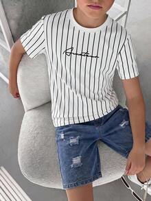 SHEIN 2件組兒童青少年男孩休閒百搭舒適印花圓領寬鬆短袖針織套頭T恤與丹寧梭織寬鬆短褲套裝，運動服，Y2K穿搭，適合春/夏，外出、情人節、約會、旅行、度假、家庭聚會、返校、婚禮季、晚會、運動、生日派對 - 白色 - 查看 5