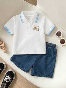 SHEIN Playful Pals 2件組男嬰休閒可愛熊圖案刺繡 Polo 領短袖上衣與淺洗藍色牛仔短褲套裝，適合春夏、戶外、室內、運動，舒適學院風 - 藍色 - 查看 2