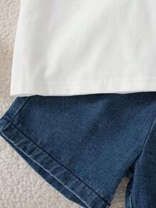 SHEIN Playful Pals 2件組男嬰休閒可愛熊圖案刺繡 Polo 領短袖上衣與淺洗藍色牛仔短褲套裝，適合春夏、戶外、室內、運動，舒適學院風 - 藍色 - 查看 7