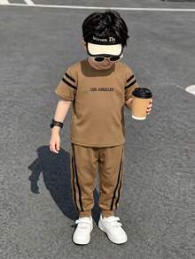 Genkimix Kids 2件組男孩夏季圓領休閒印花T恤與側邊設計收口長褲套裝，適合日常戶外穿著 - 棕色 - 查看 1