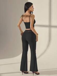 SHEIN PETITE 2026 女款春夏度假系列：優雅黑色蕾絲拼接細肩帶背心與喇叭褲修身兩件套，適合居家、外出、海灘、時尚造型、休閒穿著、通勤、度假、浪漫場合與日常穿著，多樣穿搭選擇，適用於日常休閒、度假、郵輪、海灘曬日光浴、熱銷街頭風、婚禮賓客裝、波希米亞風、通勤、早午餐與機場穿搭，適合嬌小女性 - 黑色 - 查看 3