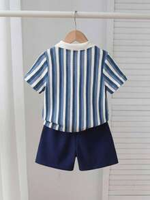 Souflis Souflis 2件組男童幼童套裝，男童套裝，夏季復古條紋紋理短袖 Polo 衫 + 休閒短褲 2 件組，上衣特點為翻領小 V 領設計，華夫格針織紋理條紋面料，復古色調並附帶內建紋理圖案 - 藍色 - 查看 2