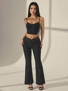SHEIN PETITE 2026 女款春夏度假系列：優雅黑色蕾絲拼接細肩帶背心與喇叭褲修身兩件套，適合居家、外出、海灘、時尚造型、休閒穿著、通勤、度假、浪漫場合與日常穿著，多樣穿搭選擇，適用於日常休閒、度假、郵輪、海灘曬日光浴、熱銷街頭風、婚禮賓客裝、波希米亞風、通勤、早午餐與機場穿搭，適合嬌小女性 - 黑色 - 查看 8