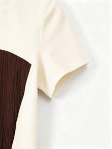 SHEIN Elenzya Camiseta para mujer de tela texturizada con contraste negro & albaricoque, cuello en V, manga corta, cintura ceñida, corte slim casual, favorecedora, versátil, para ir al trabajo, juvenil, elegante, diseño vintage de nicho - Marrón - Ver 7