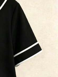 SHEIN 大尺碼女款 V 領拼接配色休閒百搭日常穿著 T 恤 - 黑與白 - 查看 3