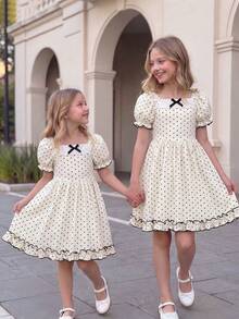 SHEIN Elladie kids 1件女童夏季新款方領泡泡短袖荷葉邊杏色波點腰部鬆緊前領口蕾絲蝴蝶結A字波點印花田園學院風可愛甜美時尚公主洋裝 - 杏色 - 查看 3